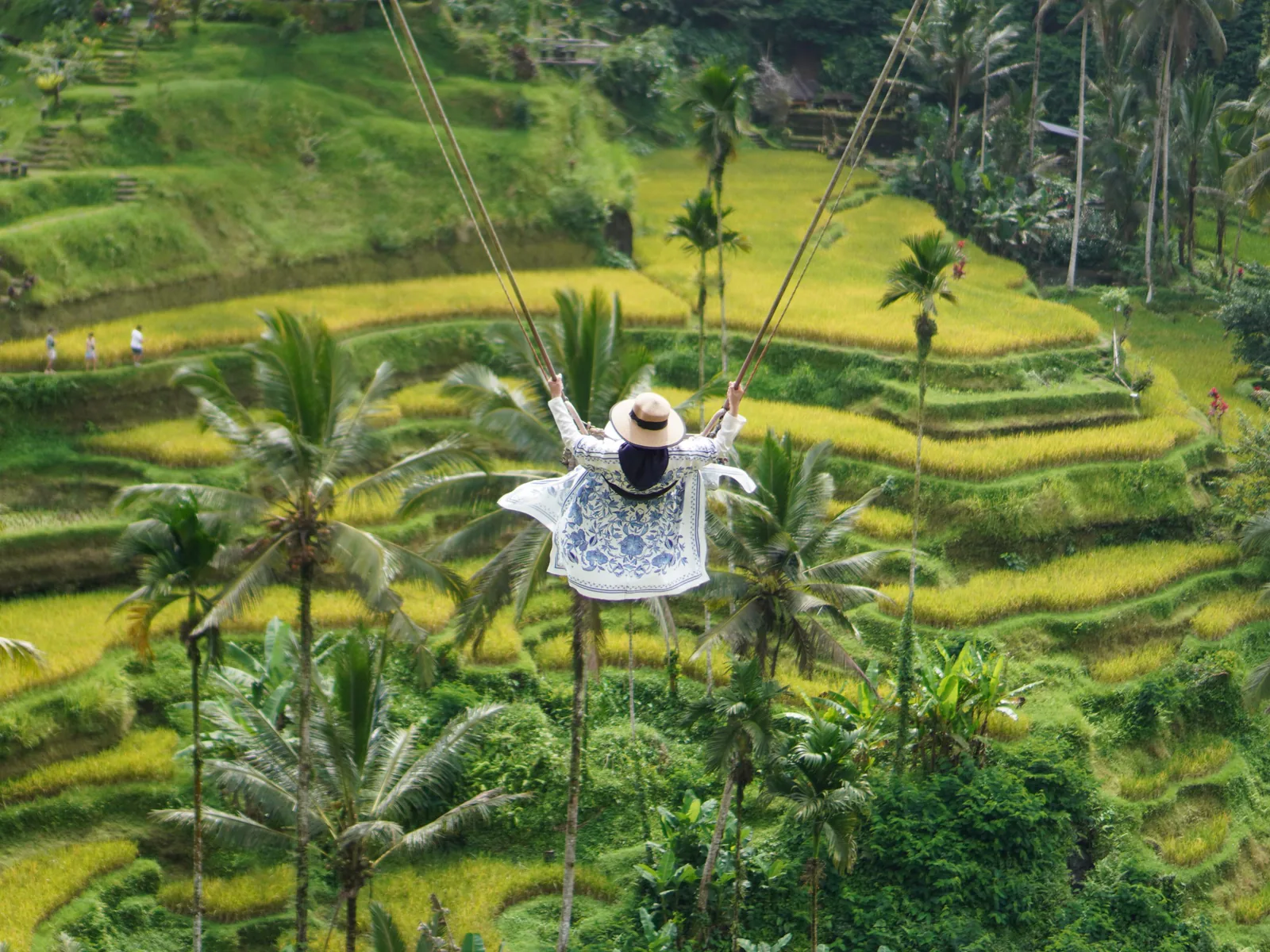 Reisende beim respektvollen Entdecken eines Tempels auf Bali