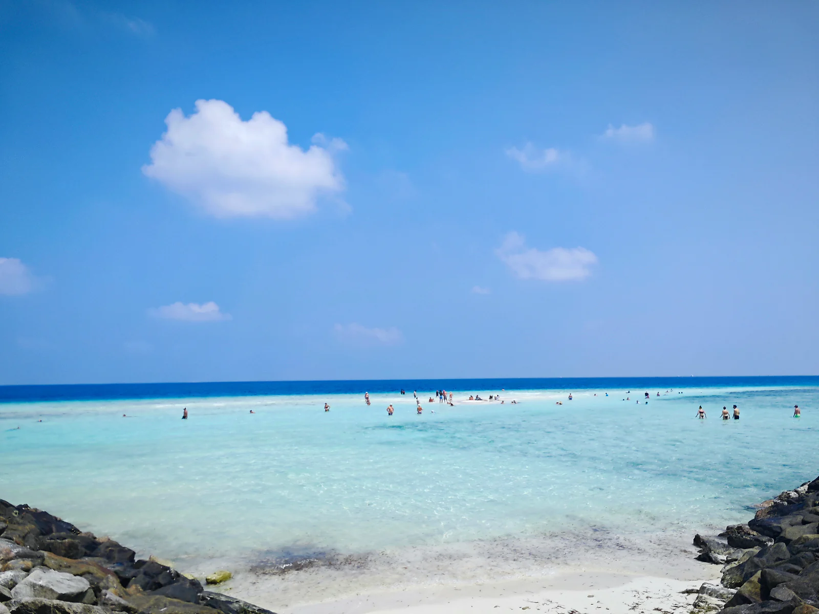 Heller Sandbankbereich mit türkisfarbener Lagune auf den Malediven