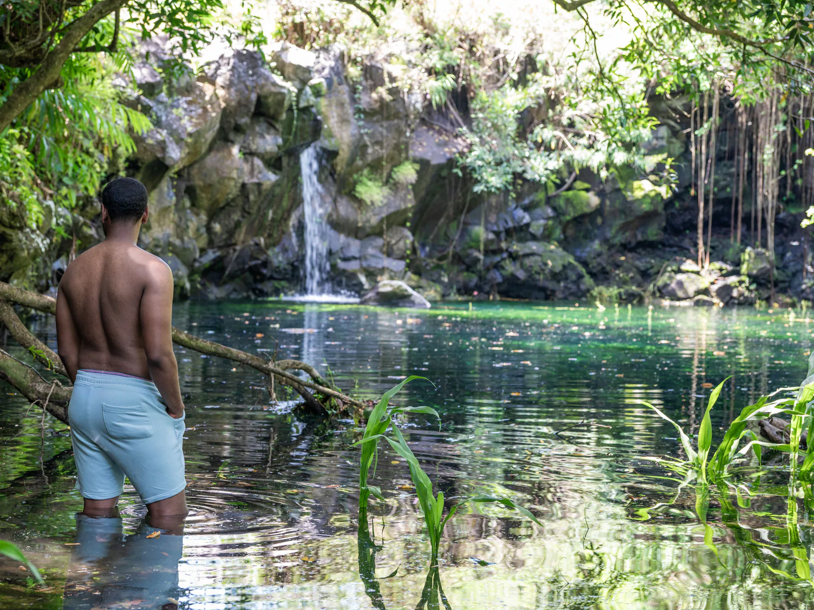 Reisende beim Erkunden der vielfältigen Landschaft von Mauritius