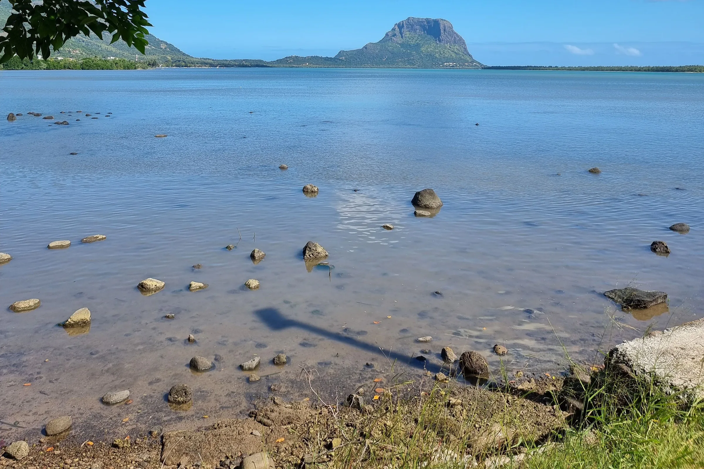 Tropische Küste und Berglandschaft auf Mauritius