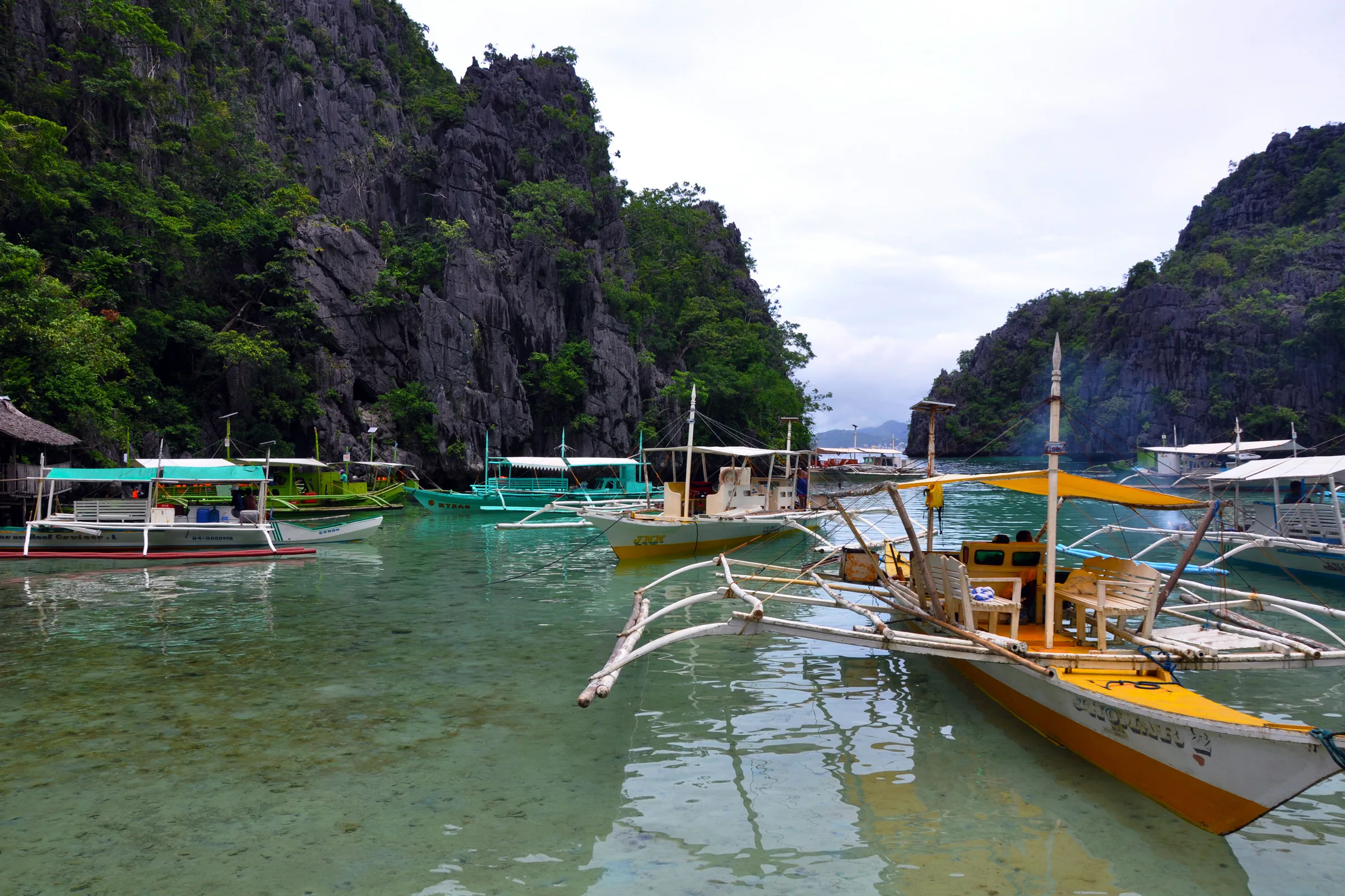 Kalksteininseln und klare Lagune in Palawan