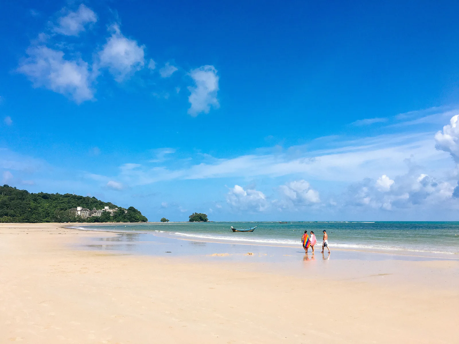 Reisende beim Entdecken der historischen Phuket Old Town