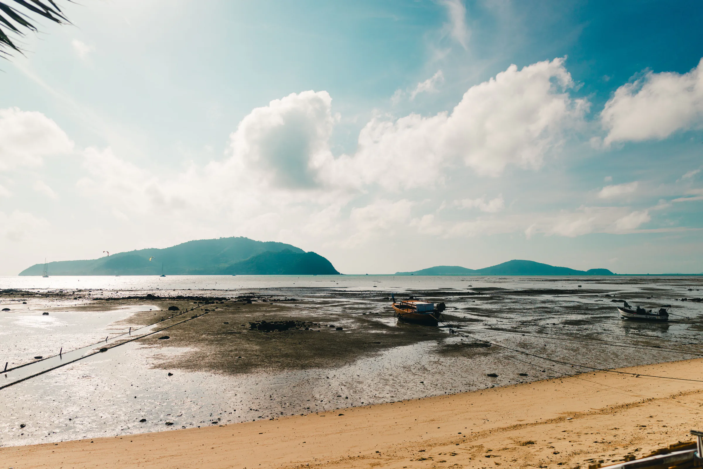 Ruhiger Küstenabschnitt mit tropischer Landschaft auf Phuket