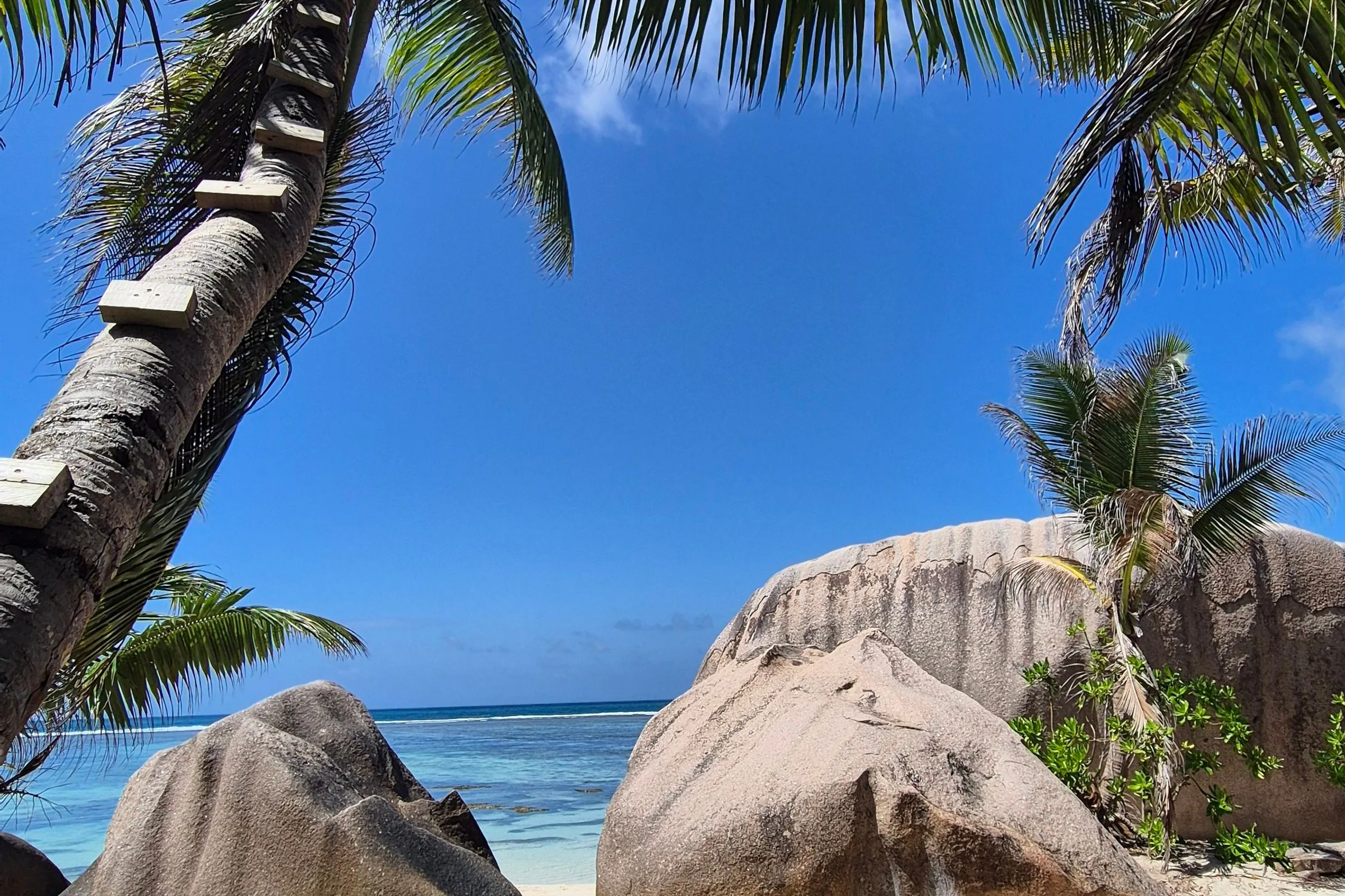 Granitfelsen und heller Strand auf den Seychellen