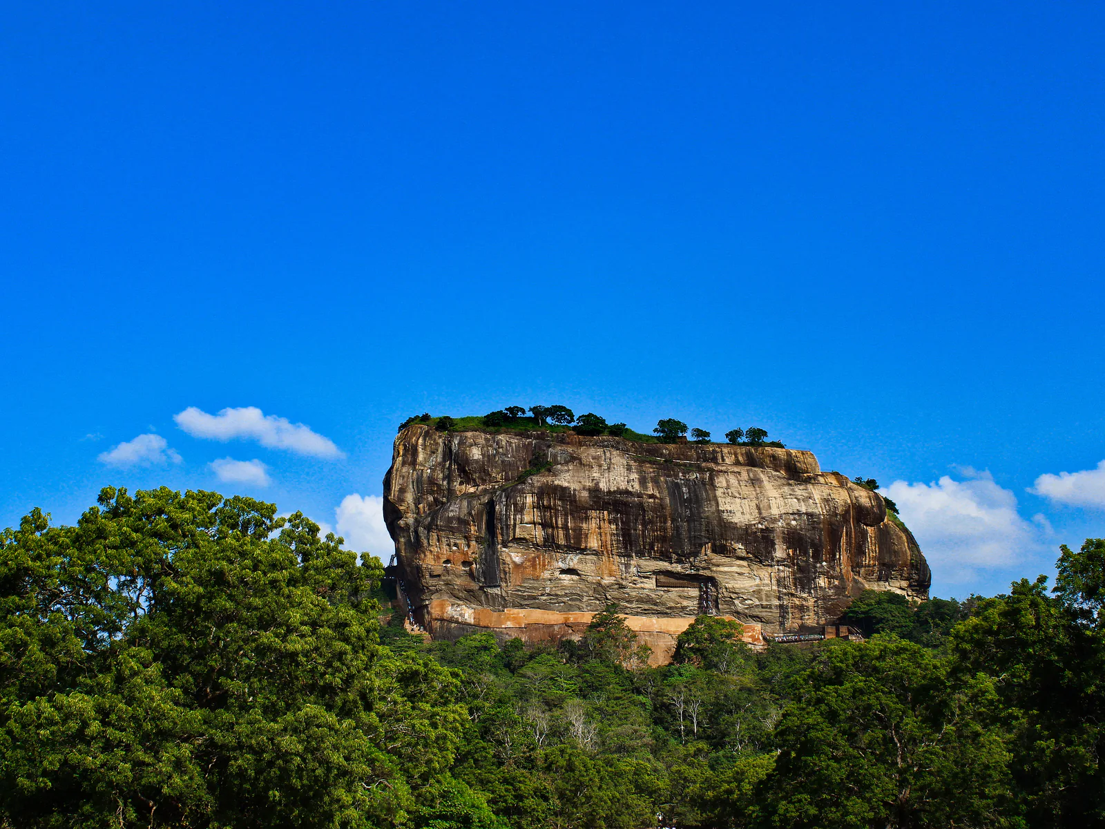 Sigiriya-Felsen über der tropischen Landschaft Sri Lankas