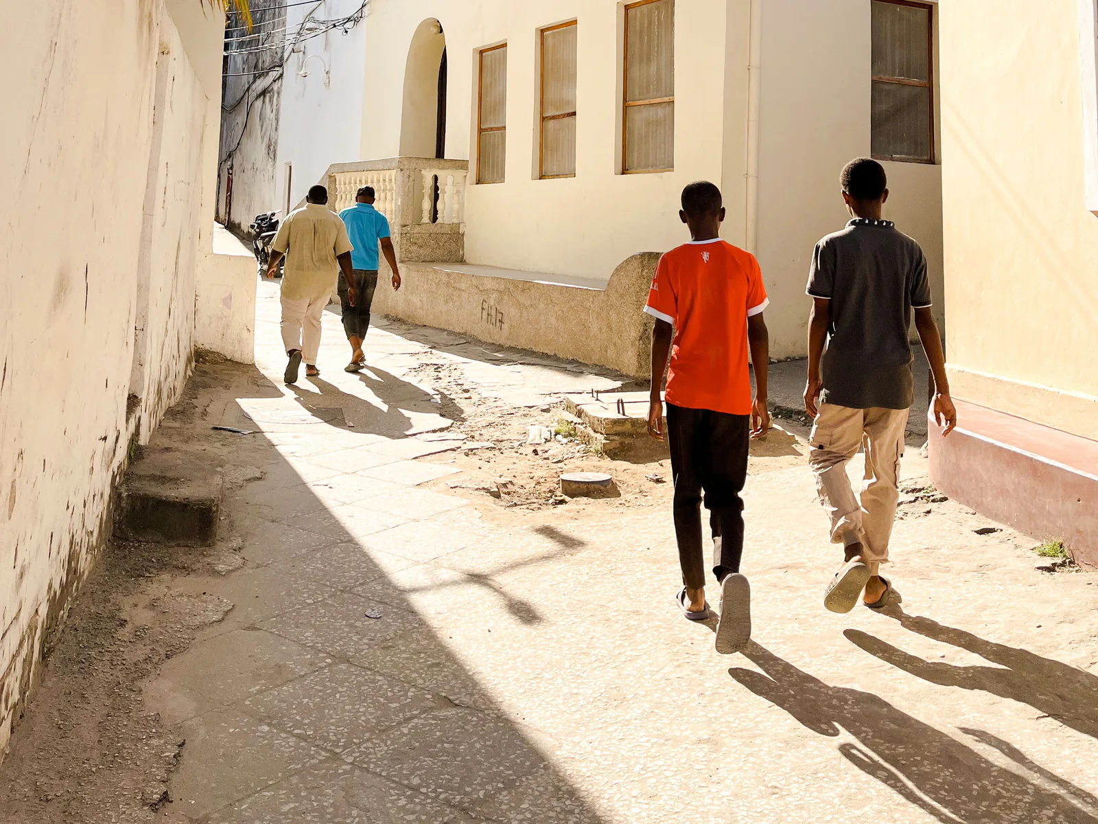 Reisende in den historischen Gassen von Stone Town auf Zanzibar