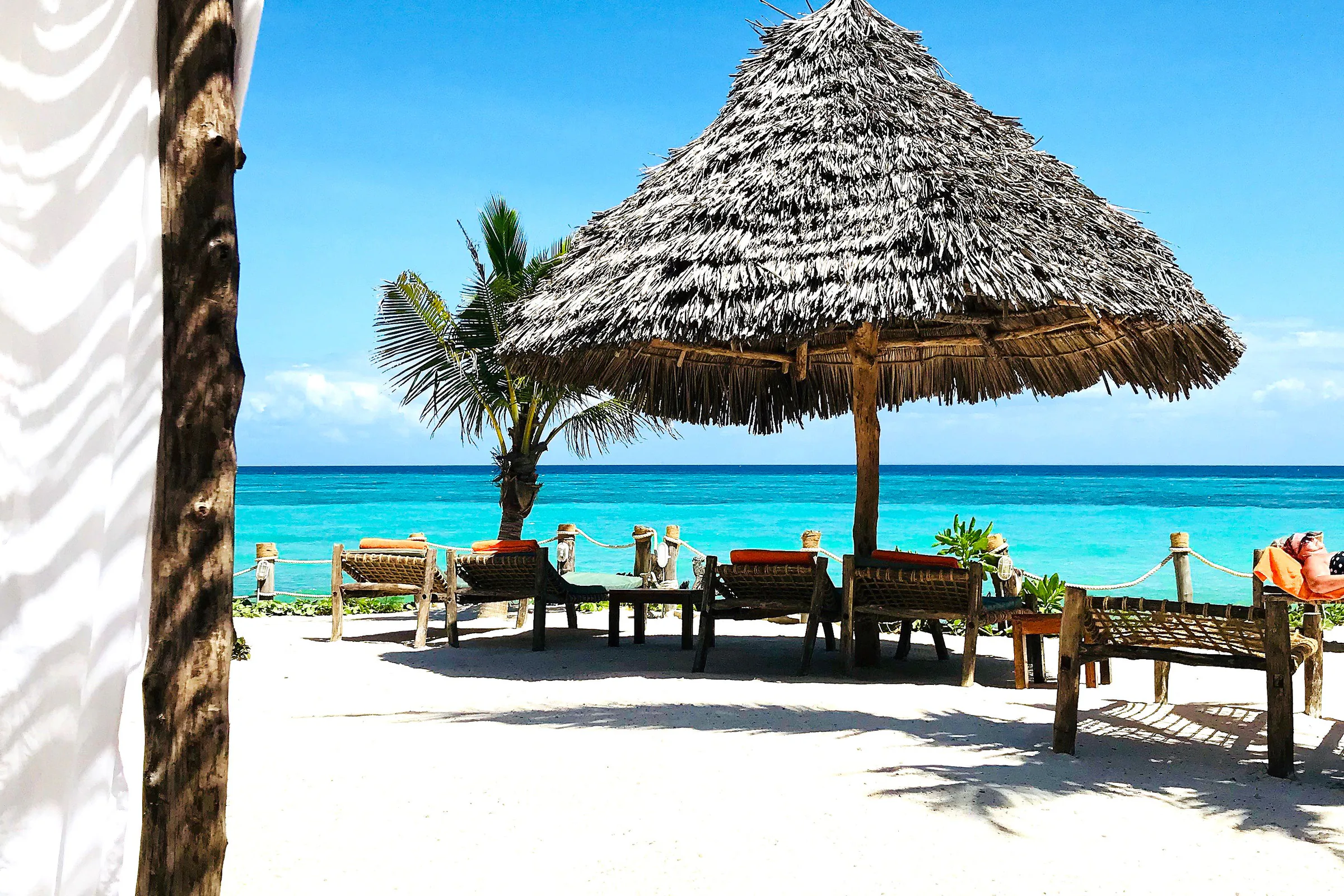 Küste und türkisfarbenes Meer auf Zanzibar